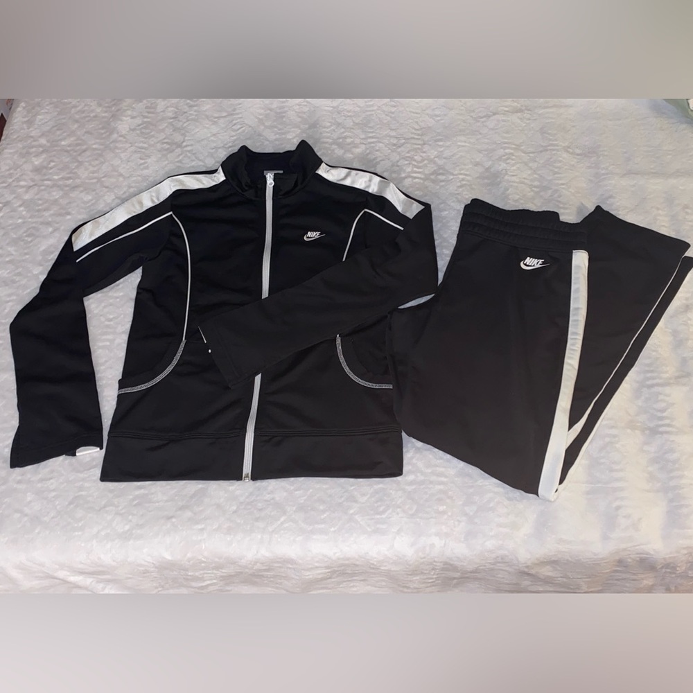 NICE *NIKE* BLACK/ WHITE TRACK JACKET & PANTS SET! SMALL
